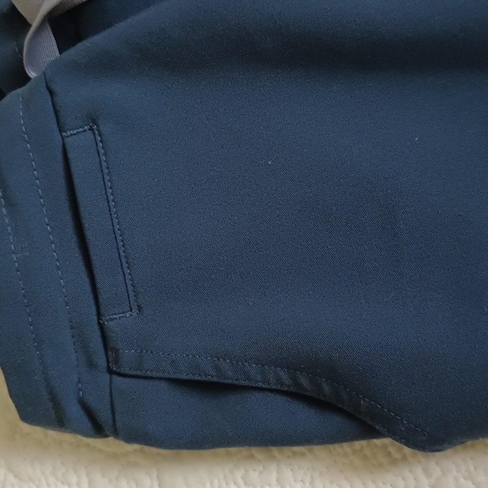 Figs Scrub Woman’s Cargo Style Pants Navy Size XS.